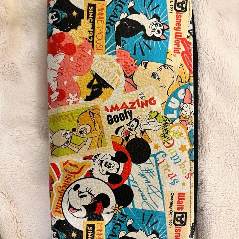 Disney zip around wallet. Good condition.